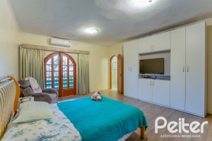 Casa à venda com 279m², 5 dormitórios, 1 suíte, 2 vagas, no bairro Ipanema em Porto Alegre