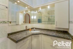 Casa à venda com 279m², 5 dormitórios, 1 suíte, 2 vagas, no bairro Ipanema em Porto Alegre