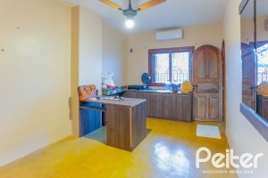 Casa à venda com 279m², 5 dormitórios, 1 suíte, 2 vagas, no bairro Ipanema em Porto Alegre