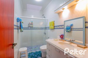 Casa à venda com 279m², 5 dormitórios, 1 suíte, 2 vagas, no bairro Ipanema em Porto Alegre