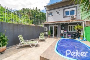 Casa à venda com 186m², 4 dormitórios, 1 suíte, 3 vagas, no bairro Tristeza em Porto Alegre