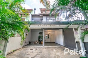 Casa à venda com 186m², 4 dormitórios, 1 suíte, 3 vagas, no bairro Tristeza em Porto Alegre