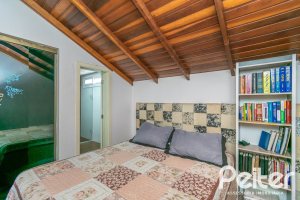 Casa à venda com 186m², 4 dormitórios, 1 suíte, 3 vagas, no bairro Tristeza em Porto Alegre