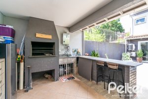 Casa à venda com 186m², 4 dormitórios, 1 suíte, 3 vagas, no bairro Tristeza em Porto Alegre