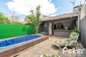 Casa à venda com 186m², 4 dormitórios, 1 suíte, 3 vagas, no bairro Tristeza em Porto Alegre