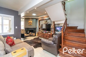 Casa à venda com 186m², 4 dormitórios, 1 suíte, 3 vagas, no bairro Tristeza em Porto Alegre