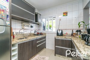 Casa à venda com 186m², 4 dormitórios, 1 suíte, 3 vagas, no bairro Tristeza em Porto Alegre