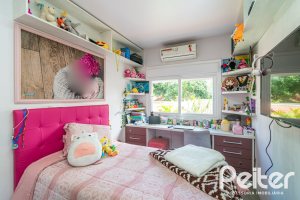 Casa à venda com 186m², 4 dormitórios, 1 suíte, 3 vagas, no bairro Tristeza em Porto Alegre