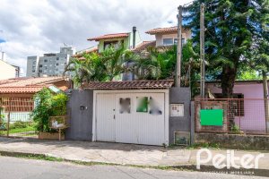 Casa à venda com 186m², 4 dormitórios, 1 suíte, 3 vagas, no bairro Tristeza em Porto Alegre
