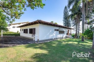 Casa à venda com 263m², 3 dormitórios, 2 suítes, 2 vagas, no bairro Jardim Isabel em Porto Alegre