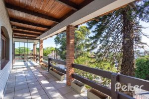 Casa à venda com 263m², 3 dormitórios, 2 suítes, 2 vagas, no bairro Jardim Isabel em Porto Alegre