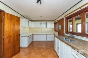 Casa à venda com 263m², 3 dormitórios, 2 suítes, 2 vagas, no bairro Jardim Isabel em Porto Alegre