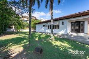 Casa à venda com 263m², 3 dormitórios, 2 suítes, 2 vagas, no bairro Jardim Isabel em Porto Alegre