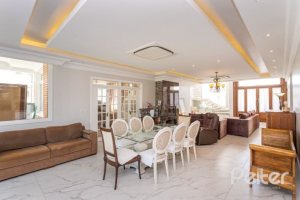Casa em Condomínio à venda com 550m², 4 dormitórios, 4 suítes, 6 vagas, no bairro Terra Ville em Porto Alegre