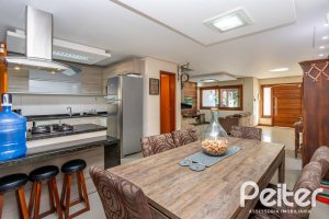 Casa à venda com 145m², 3 dormitórios, 1 suíte, 2 vagas, no bairro Hípica em Porto Alegre