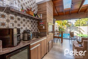 Casa à venda com 145m², 3 dormitórios, 1 suíte, 2 vagas, no bairro Hípica em Porto Alegre