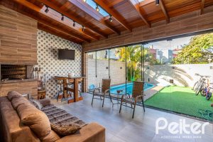 Casa à venda com 145m², 3 dormitórios, 1 suíte, 2 vagas, no bairro Hípica em Porto Alegre