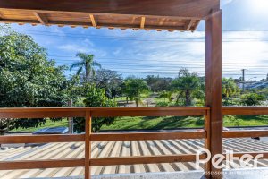 Casa à venda com 145m², 3 dormitórios, 1 suíte, 2 vagas, no bairro Hípica em Porto Alegre