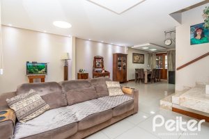 Casa à venda com 145m², 3 dormitórios, 1 suíte, 2 vagas, no bairro Hípica em Porto Alegre