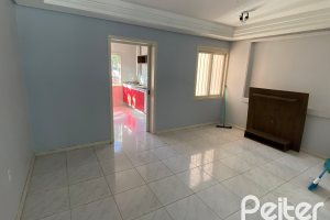 Casa à venda com 223m², 3 dormitórios, 1 suíte, 3 vagas, no bairro Guarujá em Porto Alegre