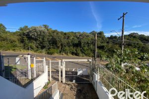 Casa à venda com 223m², 3 dormitórios, 1 suíte, 3 vagas, no bairro Guarujá em Porto Alegre