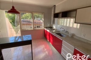 Casa à venda com 223m², 3 dormitórios, 1 suíte, 3 vagas, no bairro Guarujá em Porto Alegre