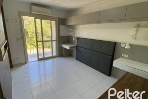 Casa à venda com 223m², 3 dormitórios, 1 suíte, 3 vagas, no bairro Guarujá em Porto Alegre