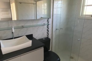 Casa à venda com 223m², 3 dormitórios, 1 suíte, 3 vagas, no bairro Guarujá em Porto Alegre