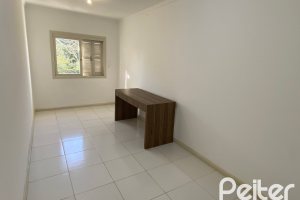 Casa à venda com 223m², 3 dormitórios, 1 suíte, 3 vagas, no bairro Guarujá em Porto Alegre