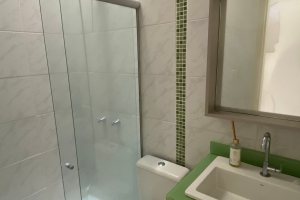 Casa à venda com 223m², 3 dormitórios, 1 suíte, 3 vagas, no bairro Guarujá em Porto Alegre