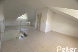 Casa à venda com 223m², 3 dormitórios, 1 suíte, 3 vagas, no bairro Guarujá em Porto Alegre