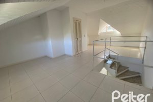 Casa à venda com 223m², 3 dormitórios, 1 suíte, 3 vagas, no bairro Guarujá em Porto Alegre