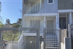 Casa à venda com 223m², 3 dormitórios, 1 suíte, 3 vagas, no bairro Guarujá em Porto Alegre