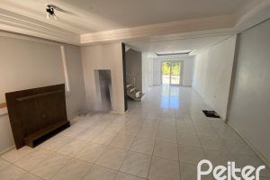 Casa à venda com 223m², 3 dormitórios, 1 suíte, 3 vagas, no bairro Guarujá em Porto Alegre