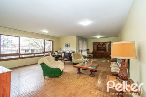 Casa à venda com 349m², 3 dormitórios, 1 suíte, 4 vagas, no bairro Vila Assunção em Porto Alegre