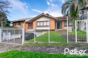 Casa à venda com 349m², 3 dormitórios, 1 suíte, 4 vagas, no bairro Vila Assunção em Porto Alegre