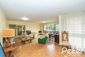 Casa à venda com 349m², 3 dormitórios, 1 suíte, 4 vagas, no bairro Vila Assunção em Porto Alegre