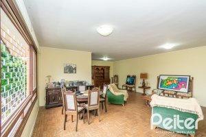 Casa à venda com 349m², 3 dormitórios, 1 suíte, 4 vagas, no bairro Vila Assunção em Porto Alegre