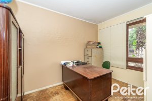 Casa à venda com 349m², 3 dormitórios, 1 suíte, 4 vagas, no bairro Vila Assunção em Porto Alegre