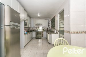 Casa à venda com 349m², 3 dormitórios, 1 suíte, 4 vagas, no bairro Vila Assunção em Porto Alegre