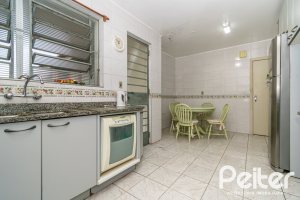 Casa à venda com 349m², 3 dormitórios, 1 suíte, 4 vagas, no bairro Vila Assunção em Porto Alegre