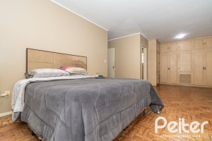 Casa à venda com 349m², 3 dormitórios, 1 suíte, 4 vagas, no bairro Vila Assunção em Porto Alegre