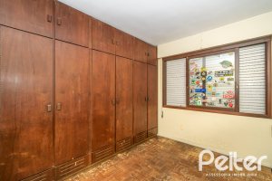 Casa à venda com 349m², 3 dormitórios, 1 suíte, 4 vagas, no bairro Vila Assunção em Porto Alegre