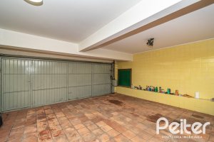 Casa à venda com 349m², 3 dormitórios, 1 suíte, 4 vagas, no bairro Vila Assunção em Porto Alegre