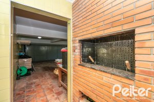 Casa à venda com 349m², 3 dormitórios, 1 suíte, 4 vagas, no bairro Vila Assunção em Porto Alegre