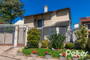 Casa à venda com 191m², 3 dormitórios, 1 suíte, 2 vagas, no bairro Ipanema / Imperial Parque em Porto Alegre