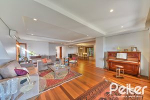 Casa à venda com 420m², 4 dormitórios, 3 suítes, 6 vagas, no bairro Vila Conceição em Porto Alegre