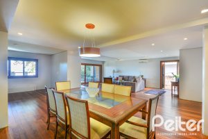 Casa à venda com 420m², 4 dormitórios, 3 suítes, 6 vagas, no bairro Vila Conceição em Porto Alegre