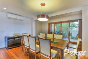 Casa à venda com 420m², 4 dormitórios, 3 suítes, 6 vagas, no bairro Vila Conceição em Porto Alegre