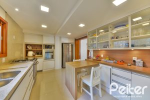 Casa à venda com 420m², 4 dormitórios, 3 suítes, 6 vagas, no bairro Vila Conceição em Porto Alegre